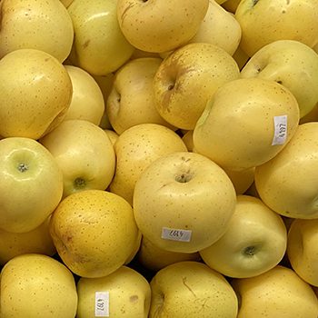 blondee apples stacked